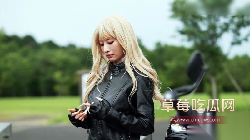 骑着大排量摩托的辣妹车手 1