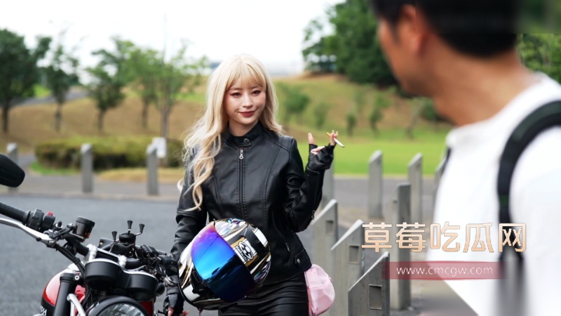 骑着大排量摩托的辣妹车手 2