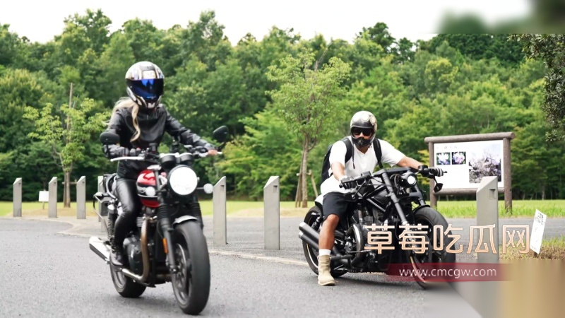 骑着大排量摩托的辣妹车手 5