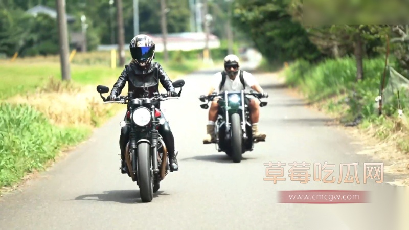 骑着大排量摩托的辣妹车手 6