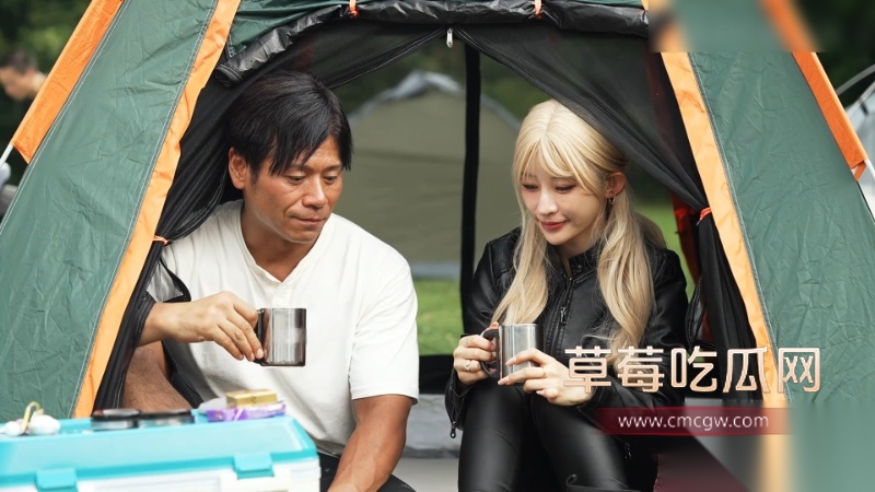 骑着大排量摩托的辣妹车手 7