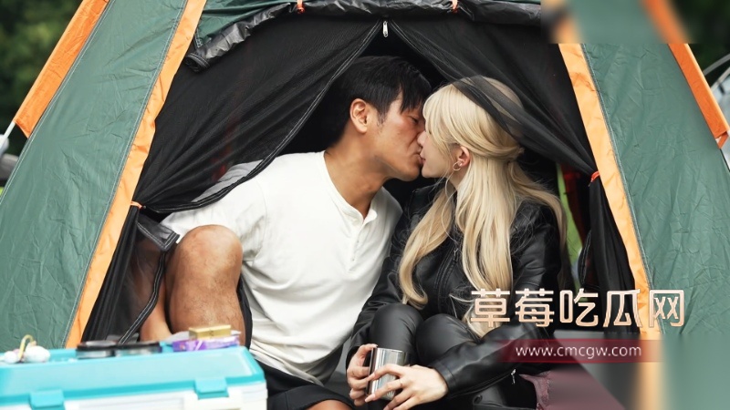 骑着大排量摩托的辣妹车手 8