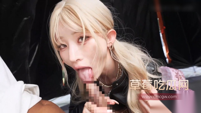 骑着大排量摩托的辣妹车手 11