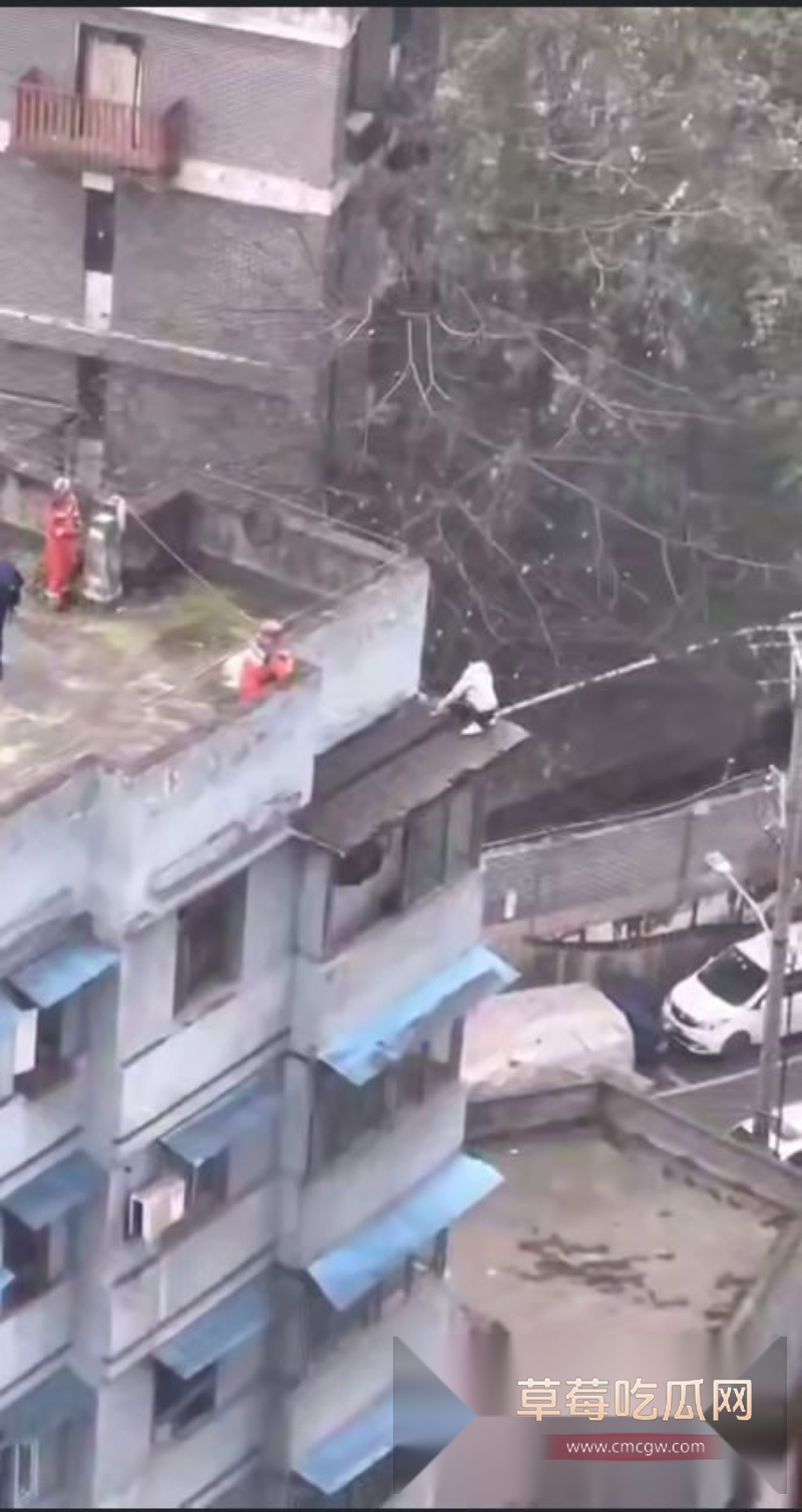 重庆一男子跳楼轻生对面楼层竟拍全程 2 重庆一男子跳楼轻生对面楼层竟拍全程 2