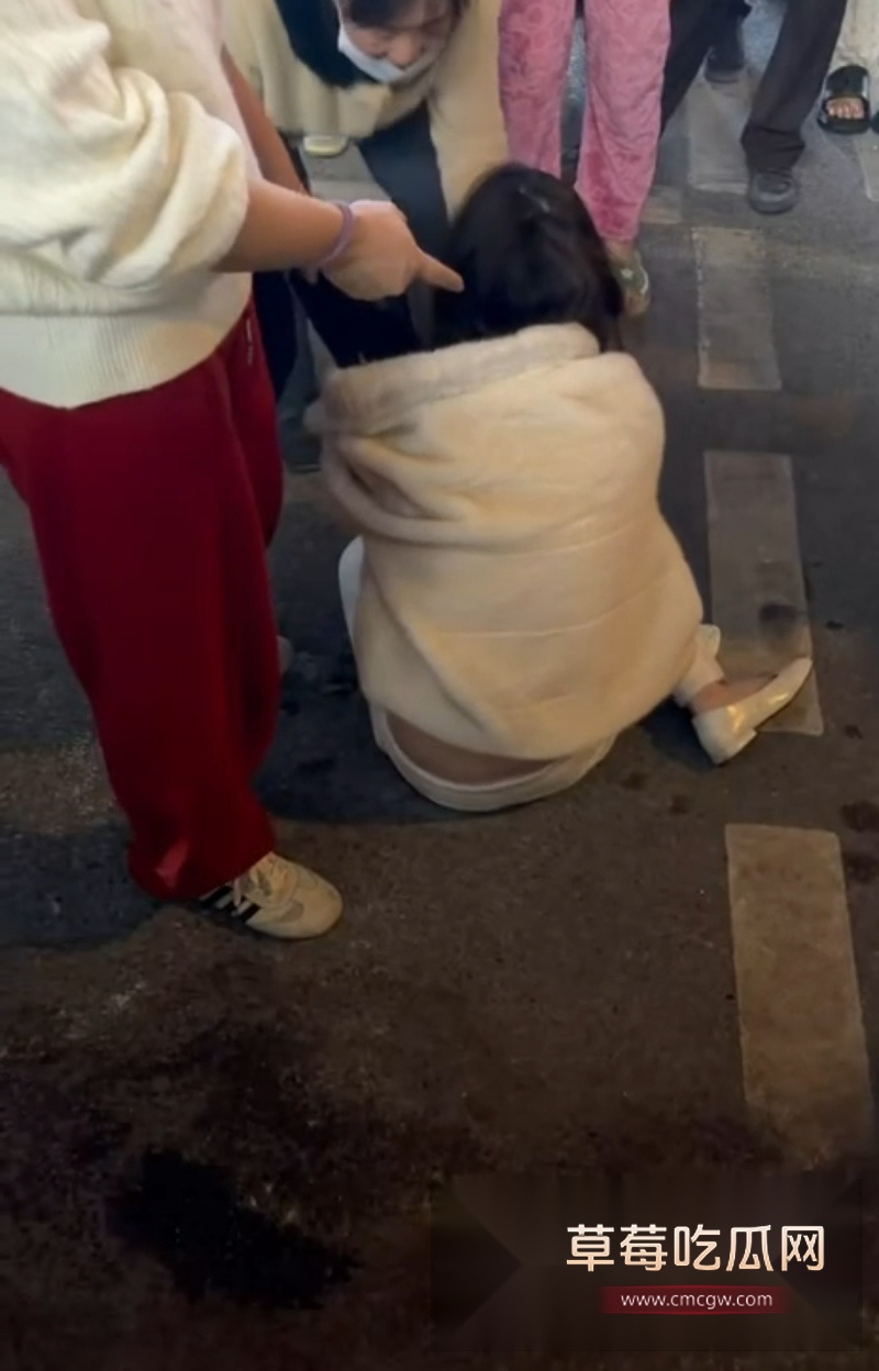 福建平潭大马路街头抓小三现场 1