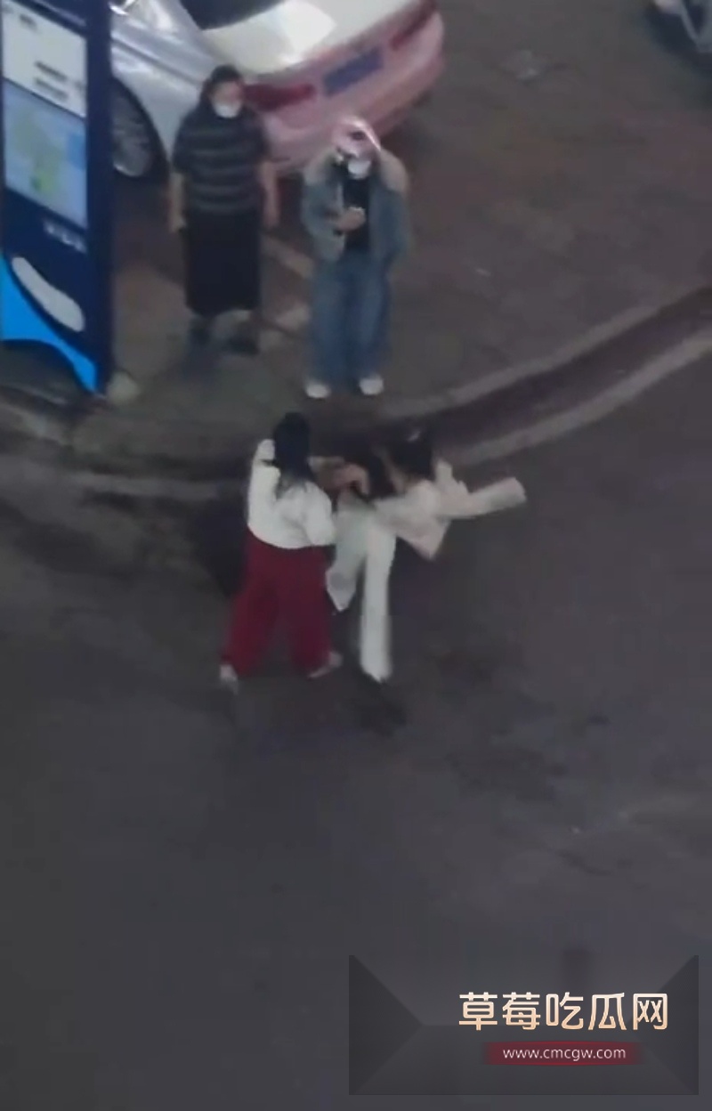 福建平潭大马路街头抓小三现场 2