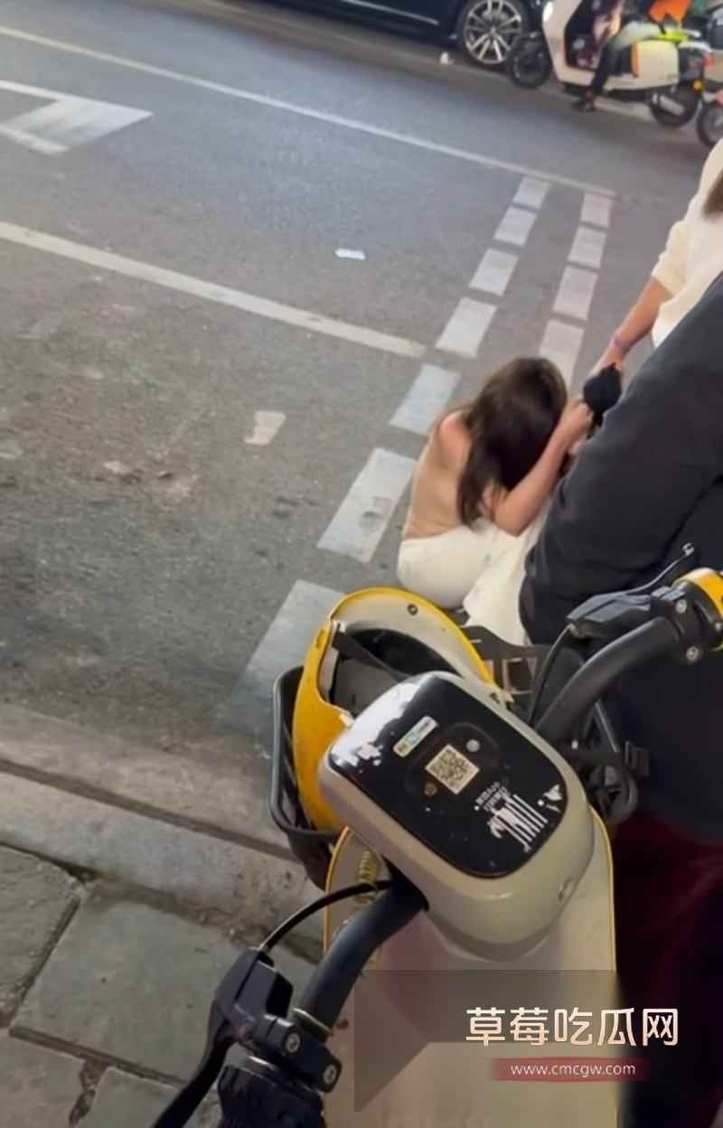 福建平潭大马路街头抓小三现场 3