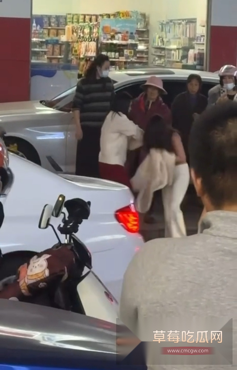 福建平潭大马路街头抓小三现场 4