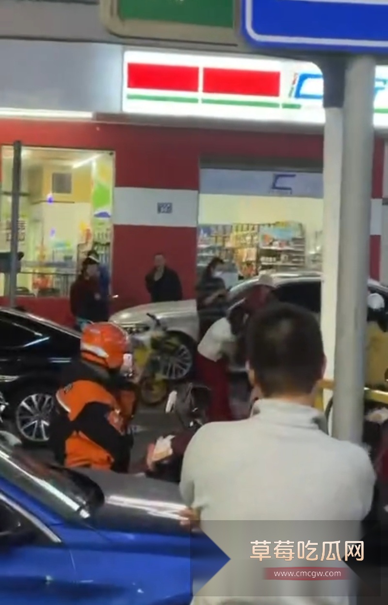 福建平潭大马路街头抓小三现场 8