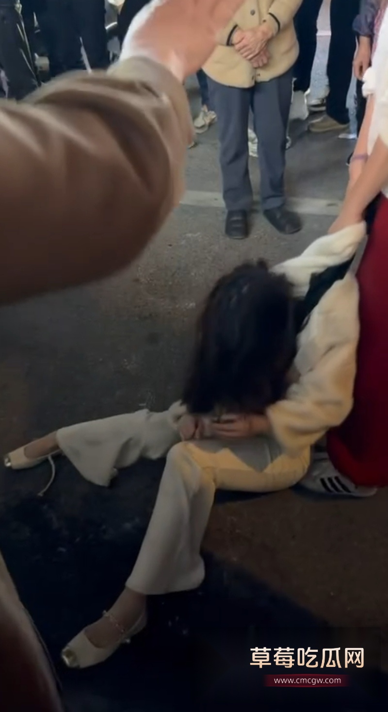 福建平潭大马路街头抓小三现场 10