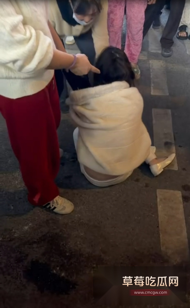 福建平潭大马路街头抓小三现场 11