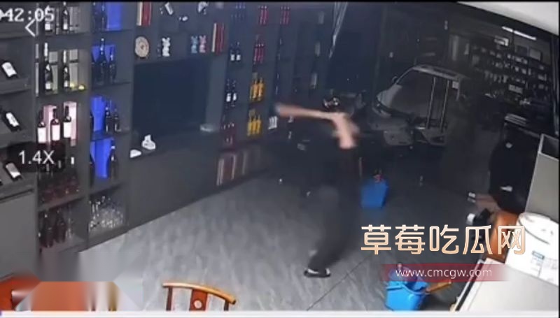 男女大白天在店里偷情被正宫老婆当场抓包1 男女大白天在店里偷情被正宫老婆当场抓包1