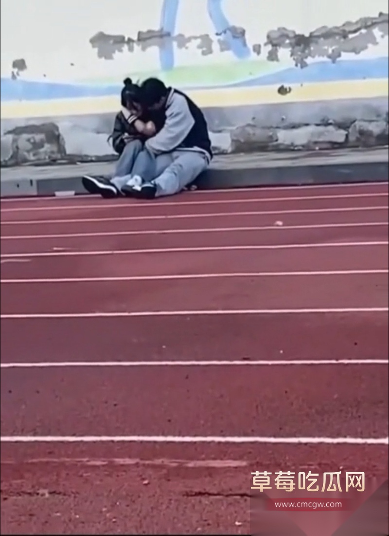 饥渴小情侣校园操场内接吻扣弄下体 1