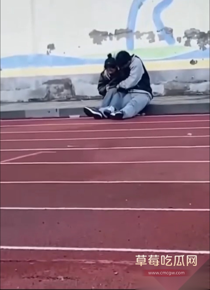 饥渴小情侣校园操场内接吻扣弄下体 2