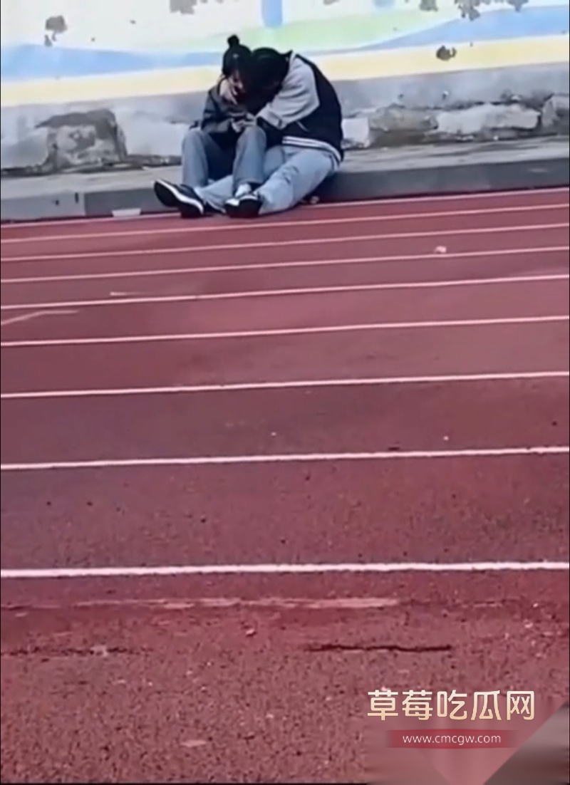 饥渴小情侣校园操场内接吻扣弄下体 3