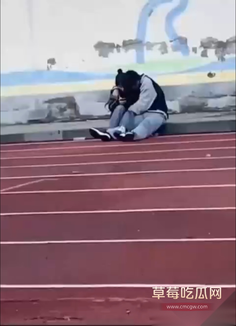 饥渴小情侣校园操场内接吻扣弄下体 4