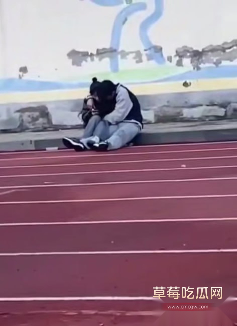 饥渴小情侣校园操场内接吻扣弄下体 5