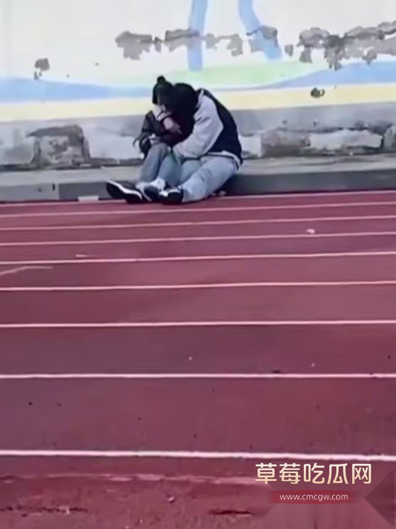 饥渴小情侣校园操场内接吻扣弄下体 6