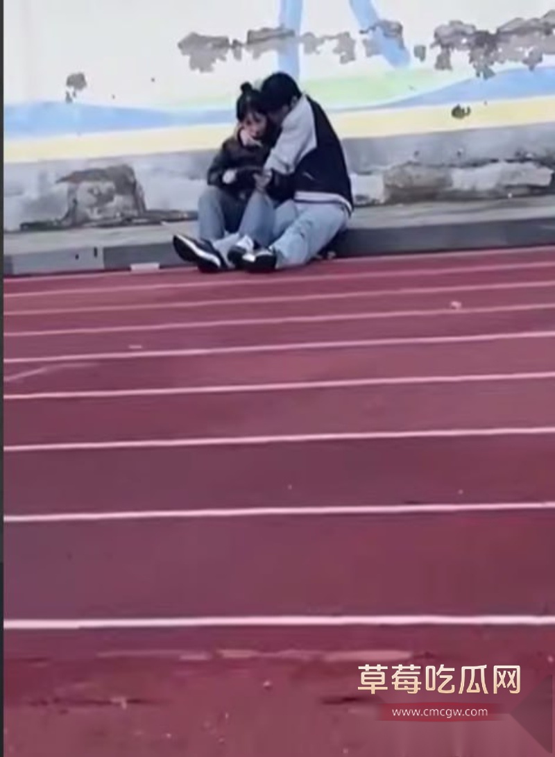 饥渴小情侣校园操场内接吻扣弄下体 7