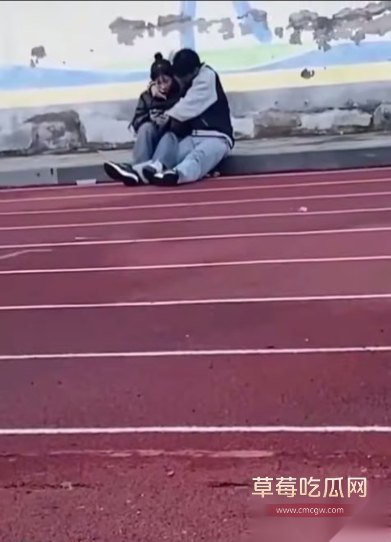 饥渴小情侣校园操场内接吻扣弄下体 8