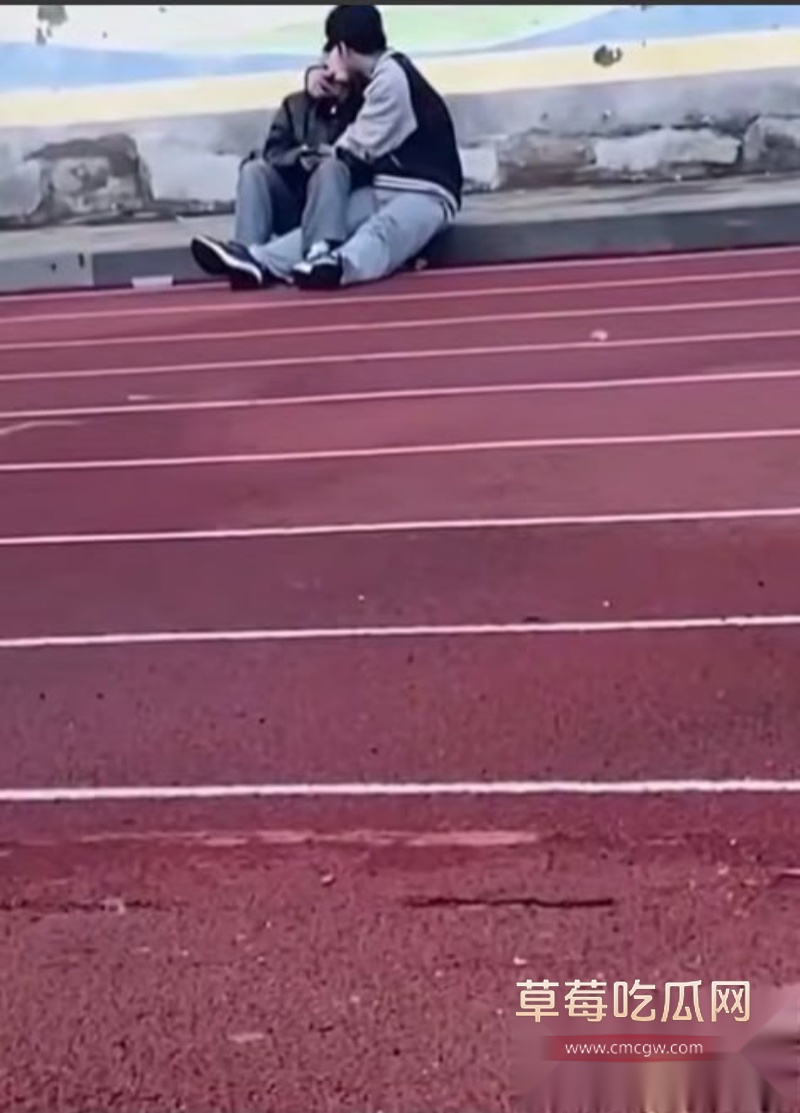 饥渴小情侣校园操场内接吻扣弄下体 9