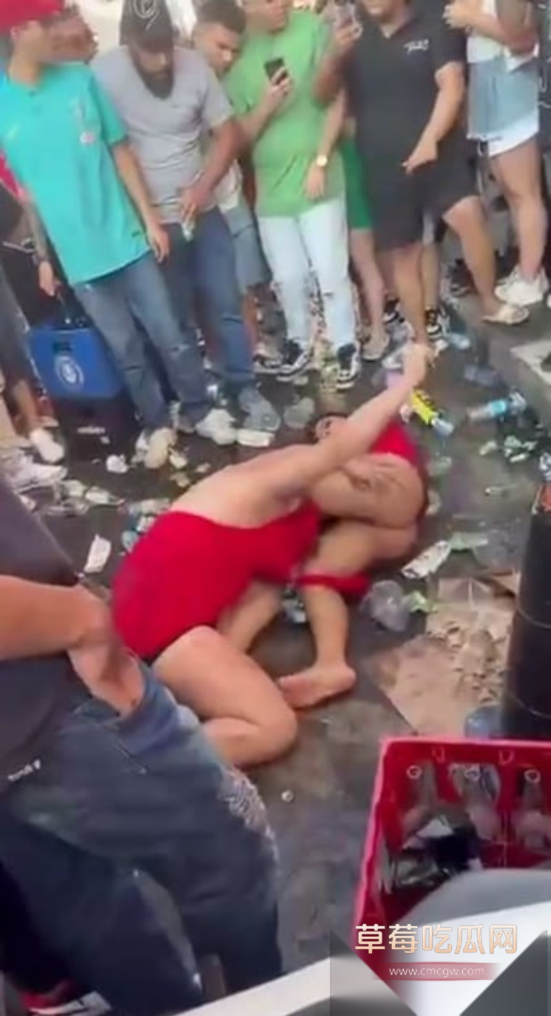 两个女的街头扭打成一团1 两个女的街头扭打成一团1