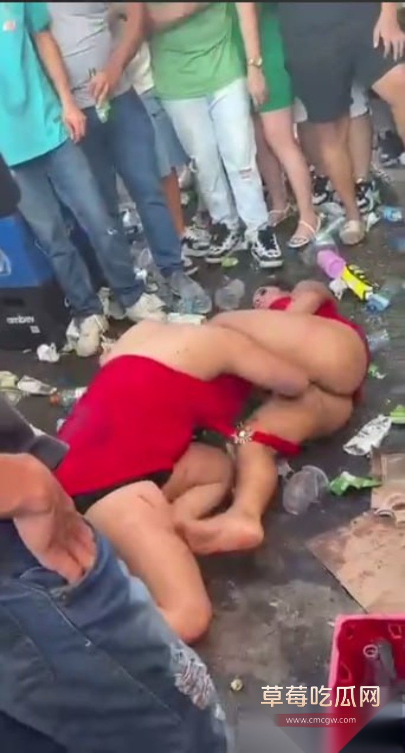 两个女的街头扭打成一团3 两个女的街头扭打成一团3