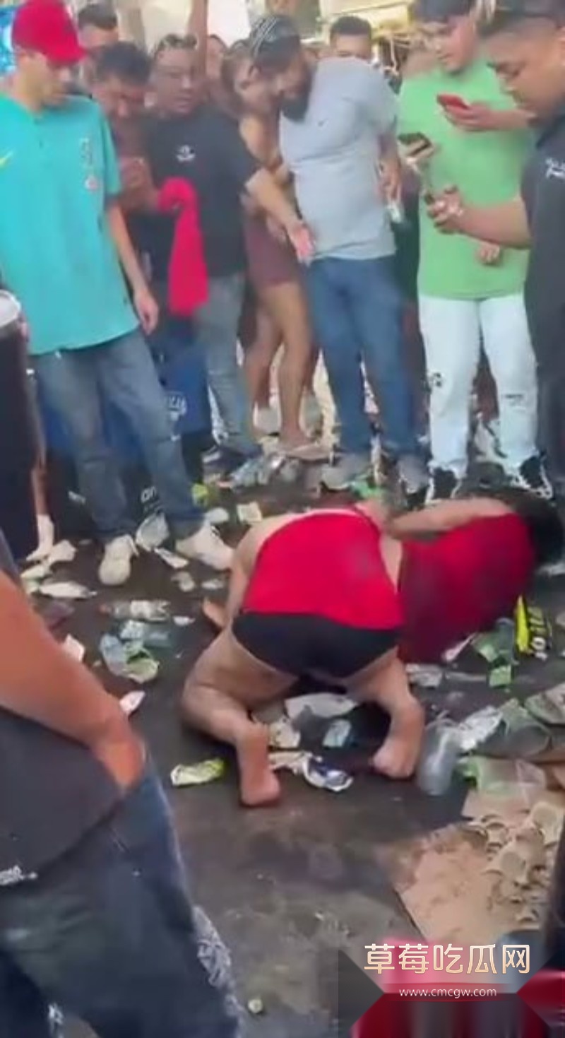 两个女的街头扭打成一团5 两个女的街头扭打成一团5