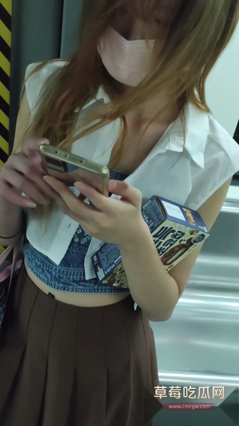 精品抄底苗条身材的嫩妹 1