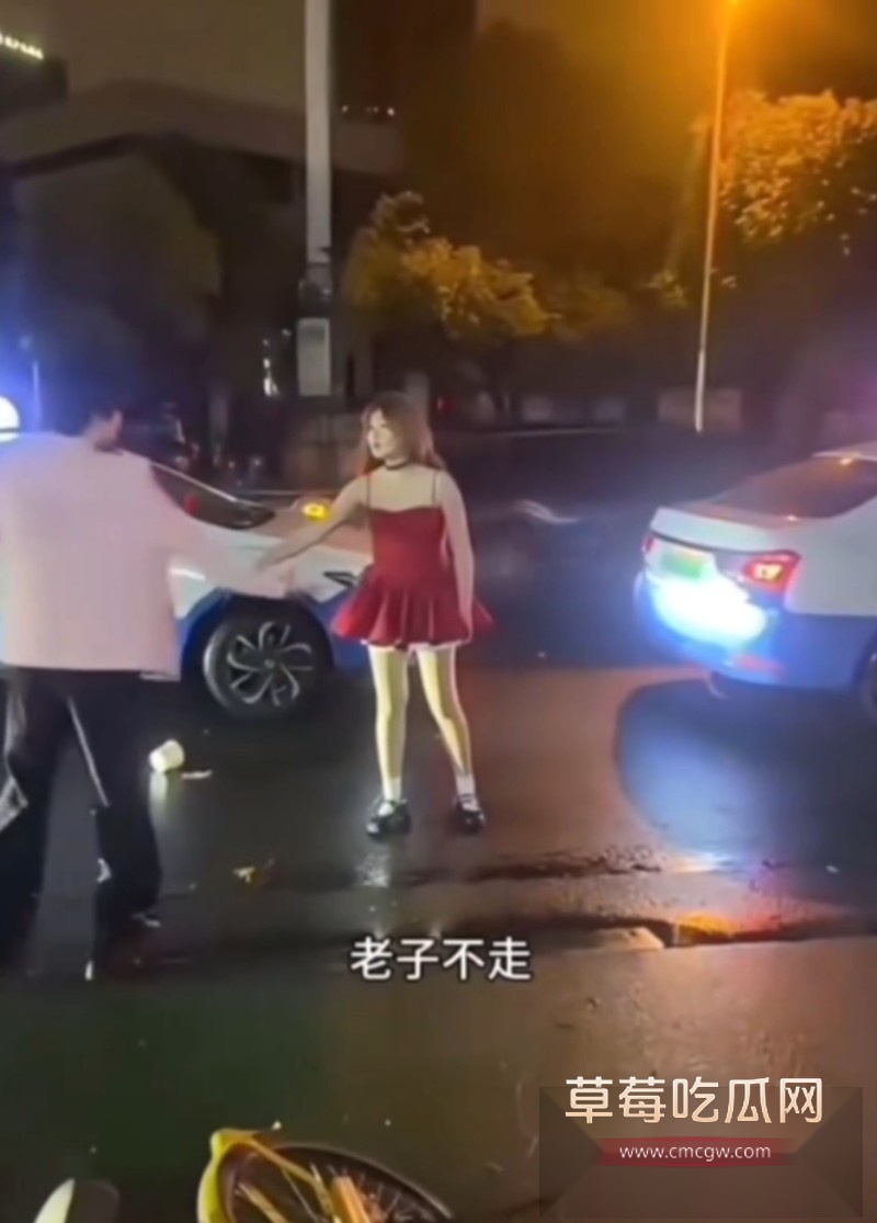 兜不住屎红裙女子12