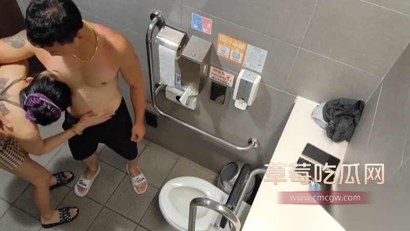 男子与伪娘厕所性爱 2 男子与伪娘厕所性爱 2