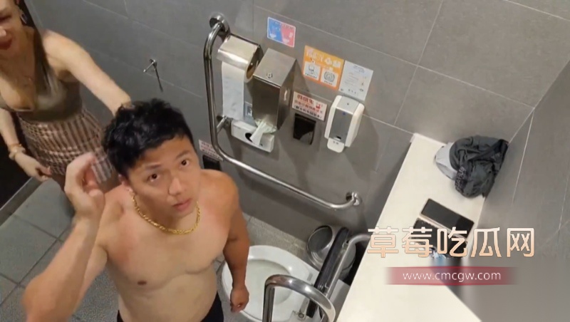 男子与伪娘厕所性爱 20 男子与伪娘厕所性爱 20