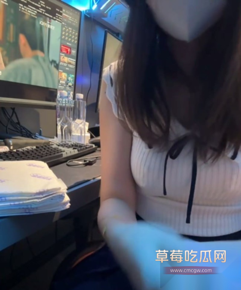 nideanbaby露出博主网吧直播露出自慰4
