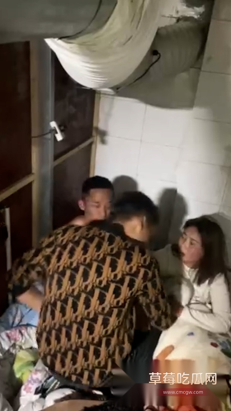 抓奸的淫乱瞬间 1 抓奸的淫乱瞬间 1