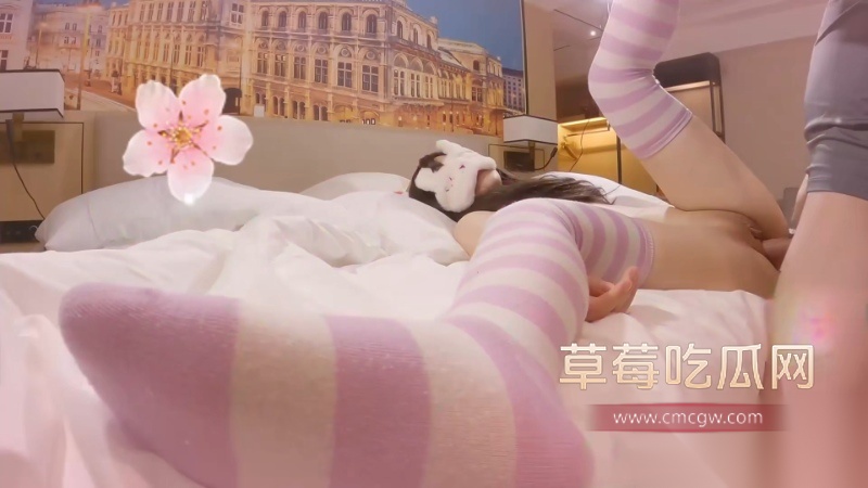 穿着性感筒袜的嫩萝莉 9