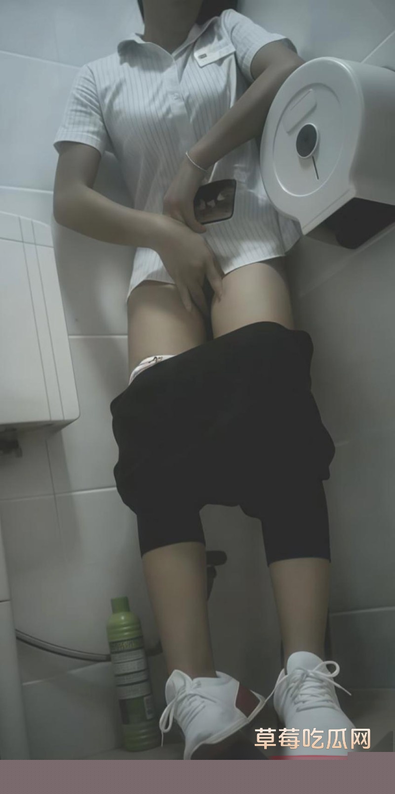 大神潜入酒店厕所偷拍自慰4