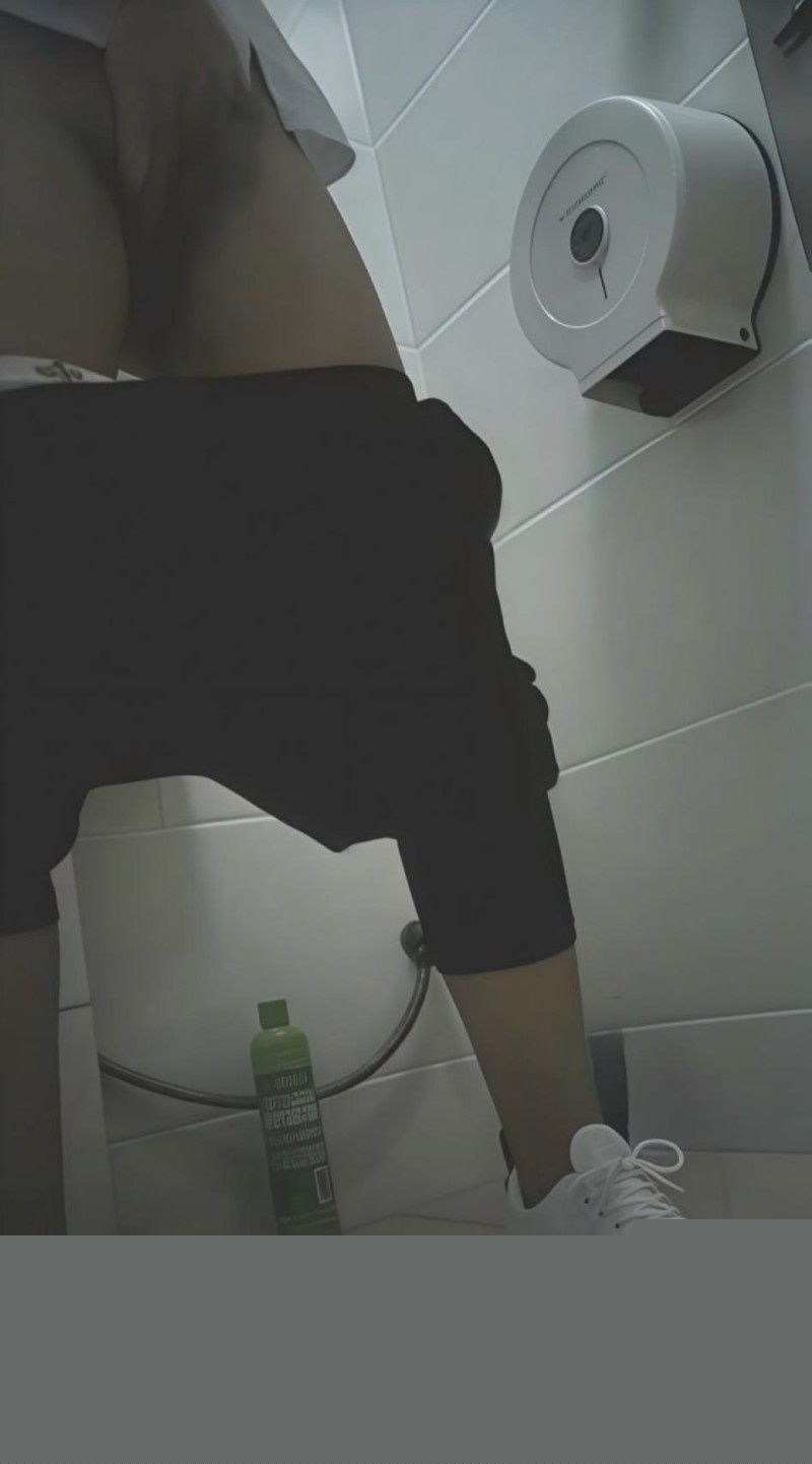大神潜入酒店厕所偷拍自慰5