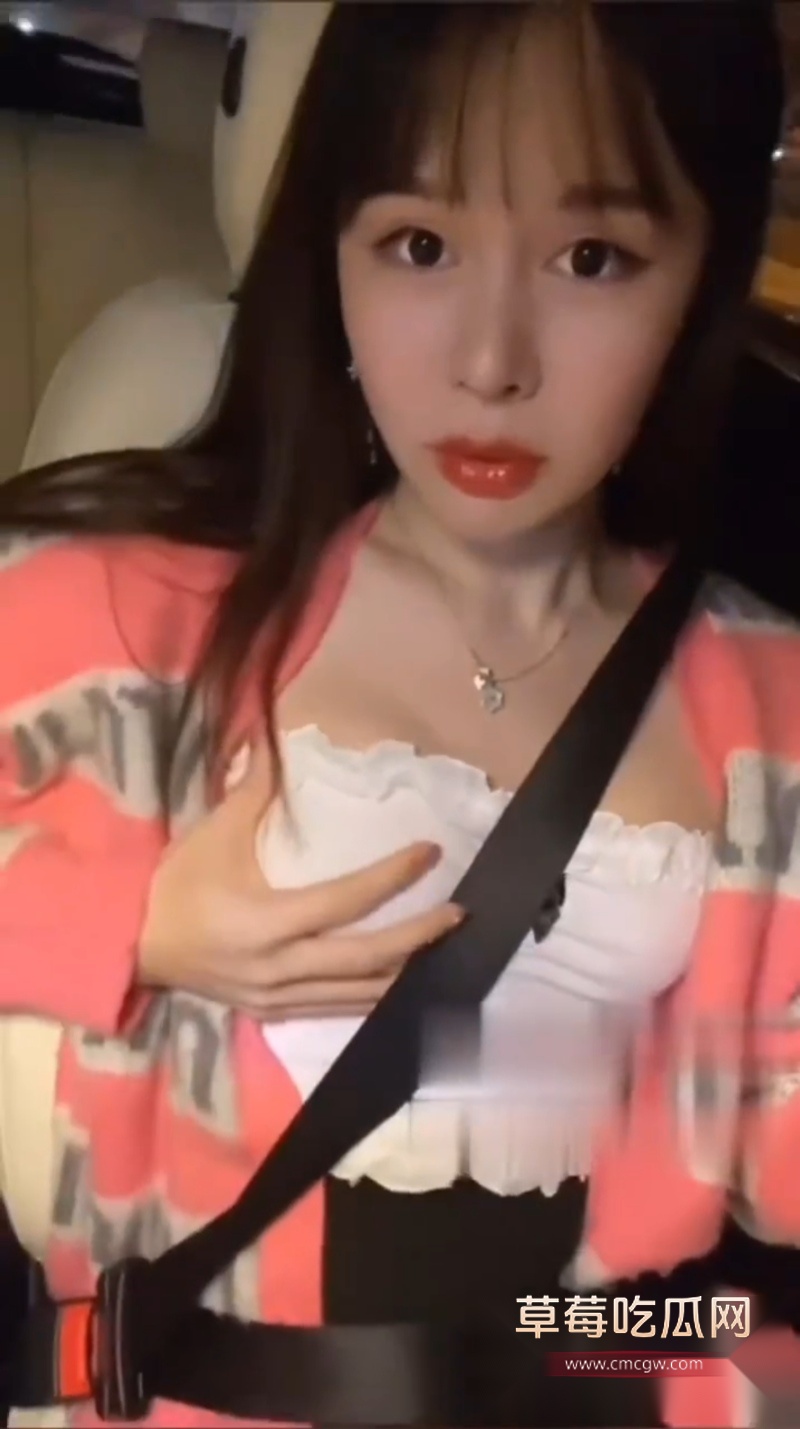 伪娘张思妮跟女闺蜜去按摩店 1