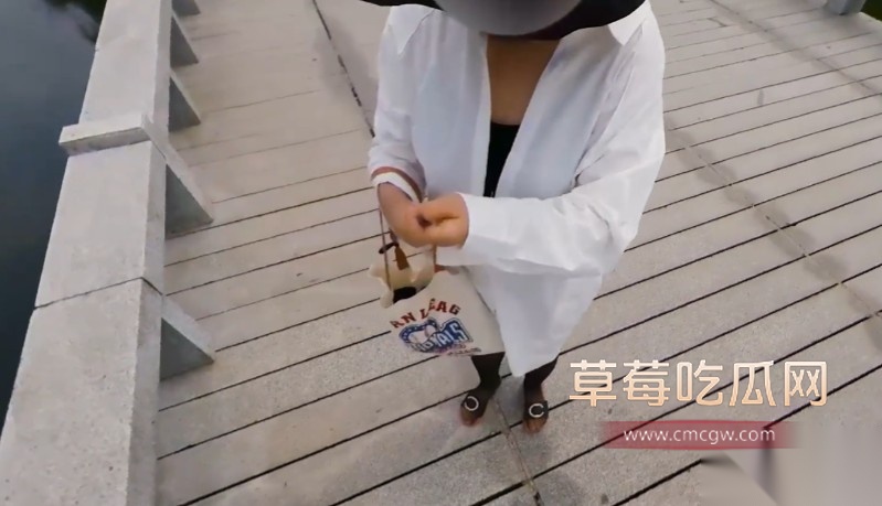 性感小猫咪公园露出勾引环卫工人1