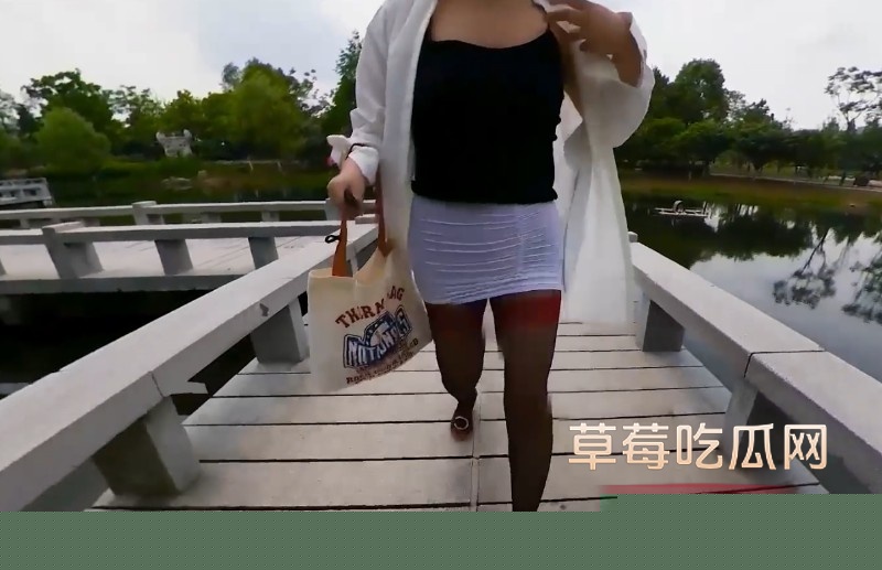 性感小猫咪公园露出勾引环卫工人3