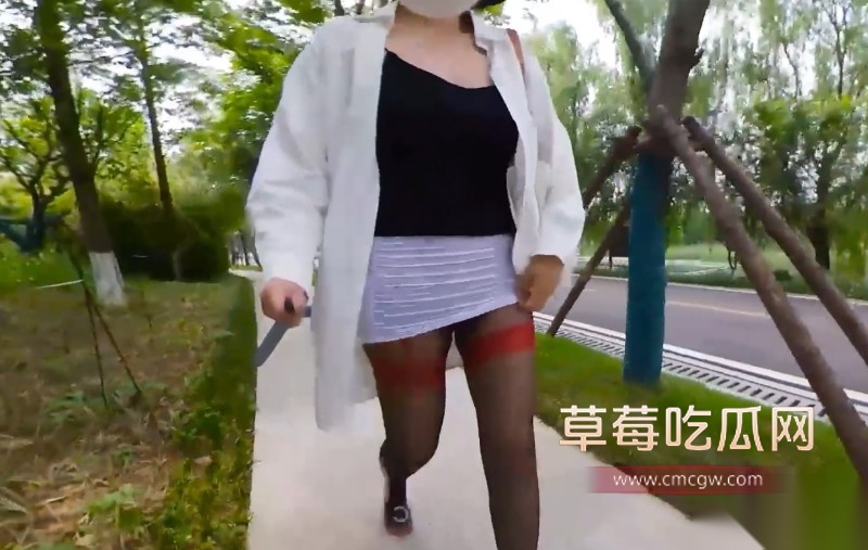 性感小猫咪公园露出勾引环卫工人7