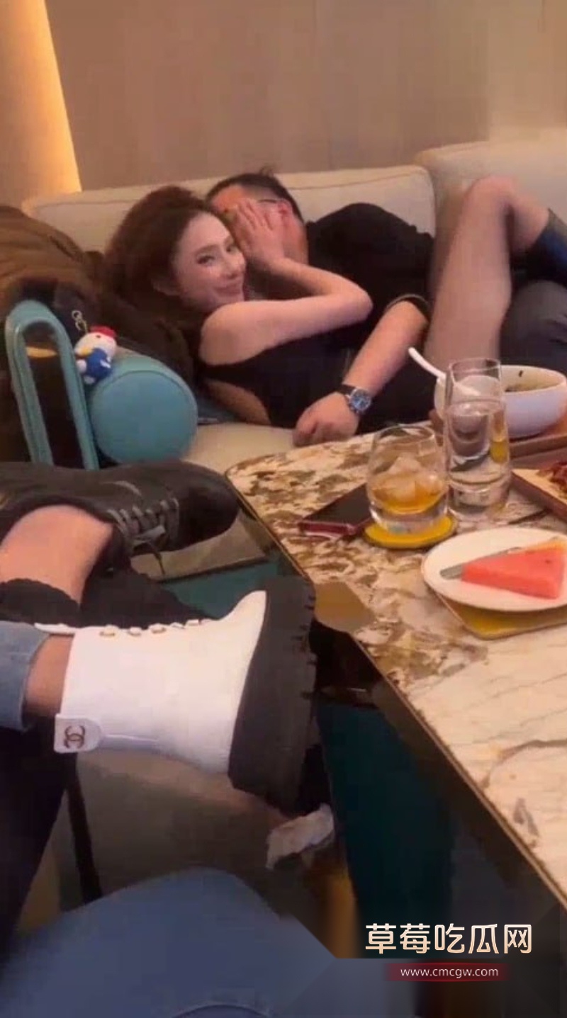 矮胖丑大老板商K点嫩模现场视频曝光 超美嫩妹抗拒接吻 2 矮胖丑大老板商K点嫩模现场视频曝光 超美嫩妹抗拒接吻 2