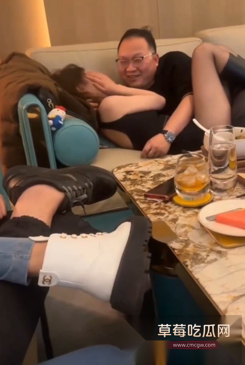 矮胖丑大老板商K点嫩模现场视频曝光 超美嫩妹抗拒接吻 13 矮胖丑大老板商K点嫩模现场视频曝光 超美嫩妹抗拒接吻 13