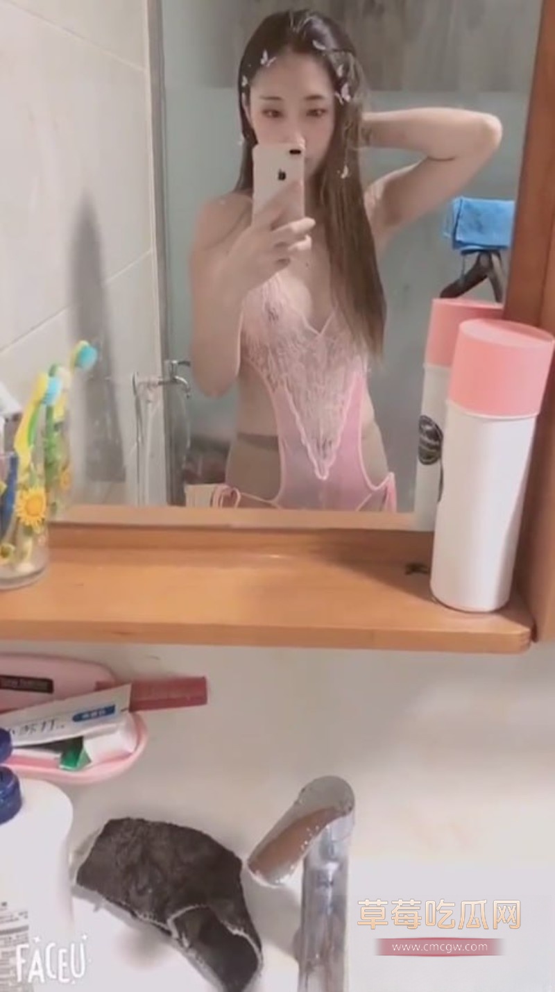 居家少妇穿情趣丝袜在家偷情1