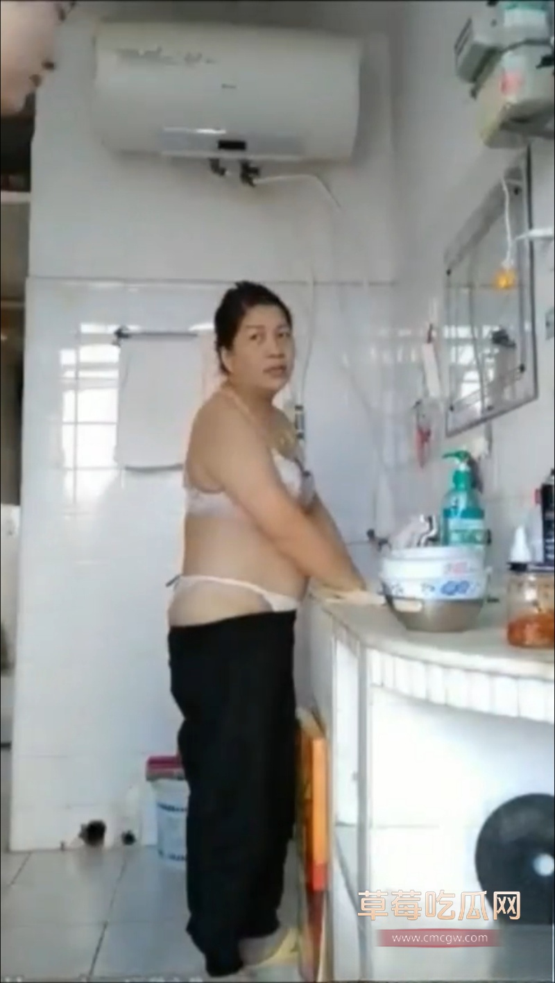 居家老女人和儿子乱伦 21