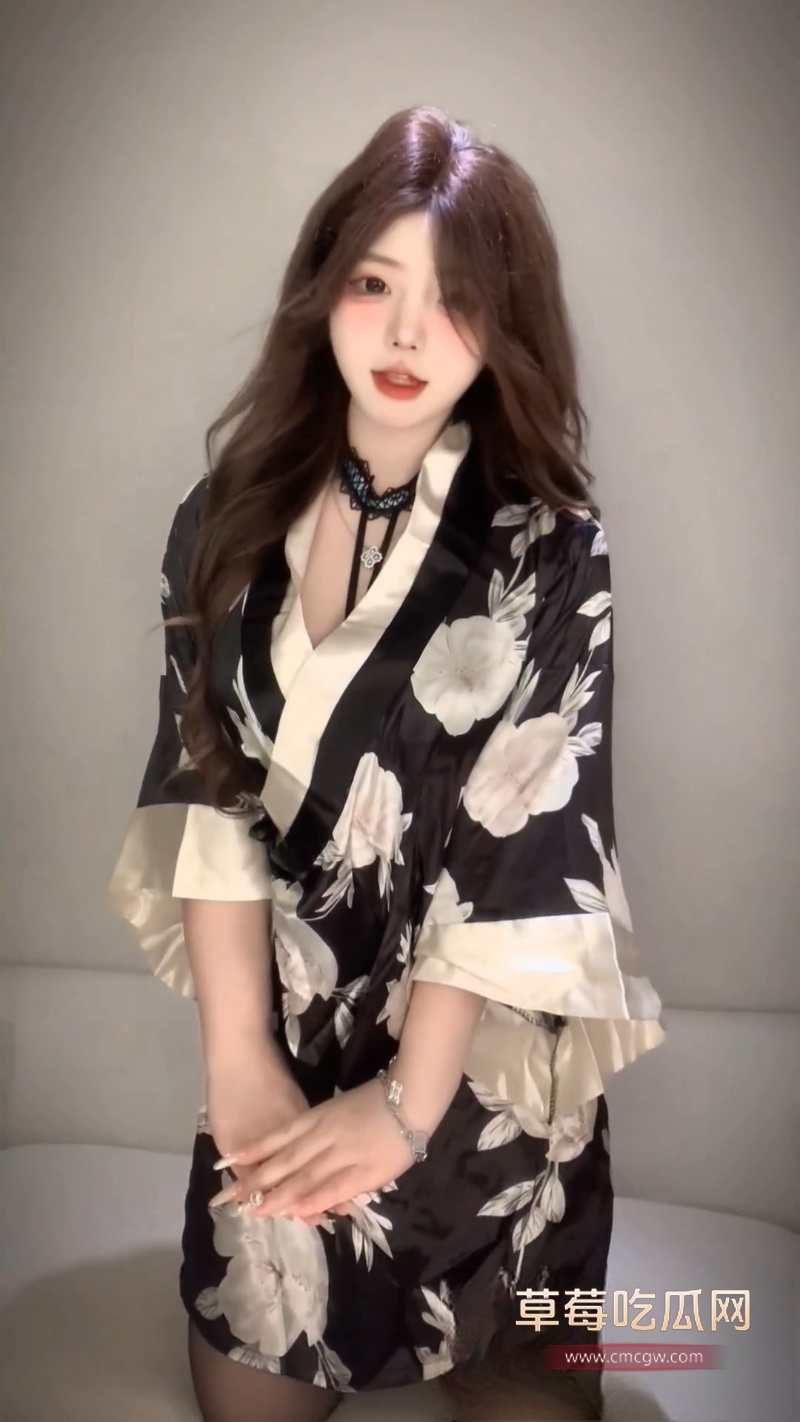 抖音70万粉高颜女网红 小猫困困 4