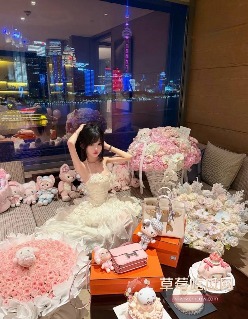 抖音60w粉丝网红神再佑我璐酱10