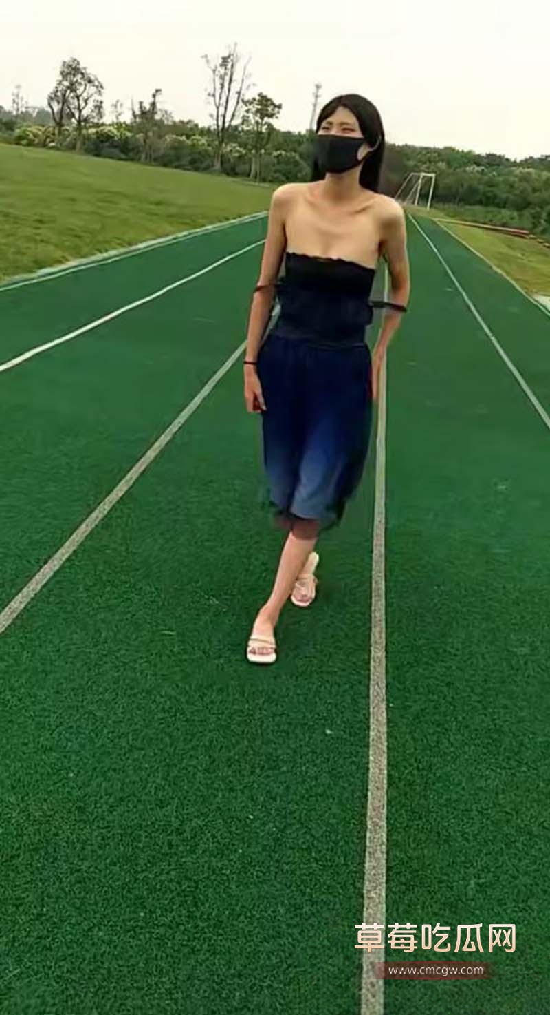 江苏某学校性感尤物 操场全裸露出5 江苏某学校性感尤物 操场全裸露出5
