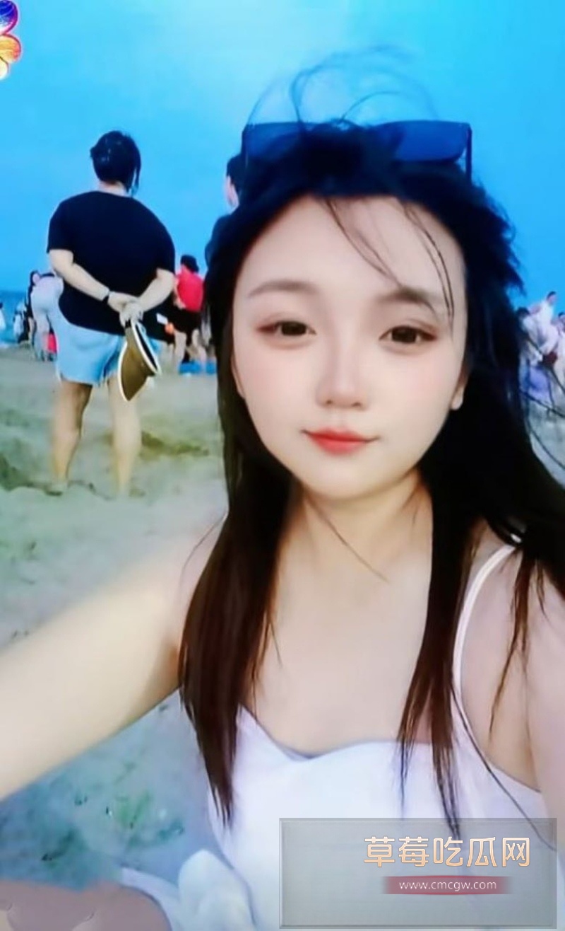 山东阳信红领巾幼儿园女园长直播间倒立露奶视频疯传 8 山东阳信红领巾幼儿园女园长直播间倒立露奶视频疯传 8