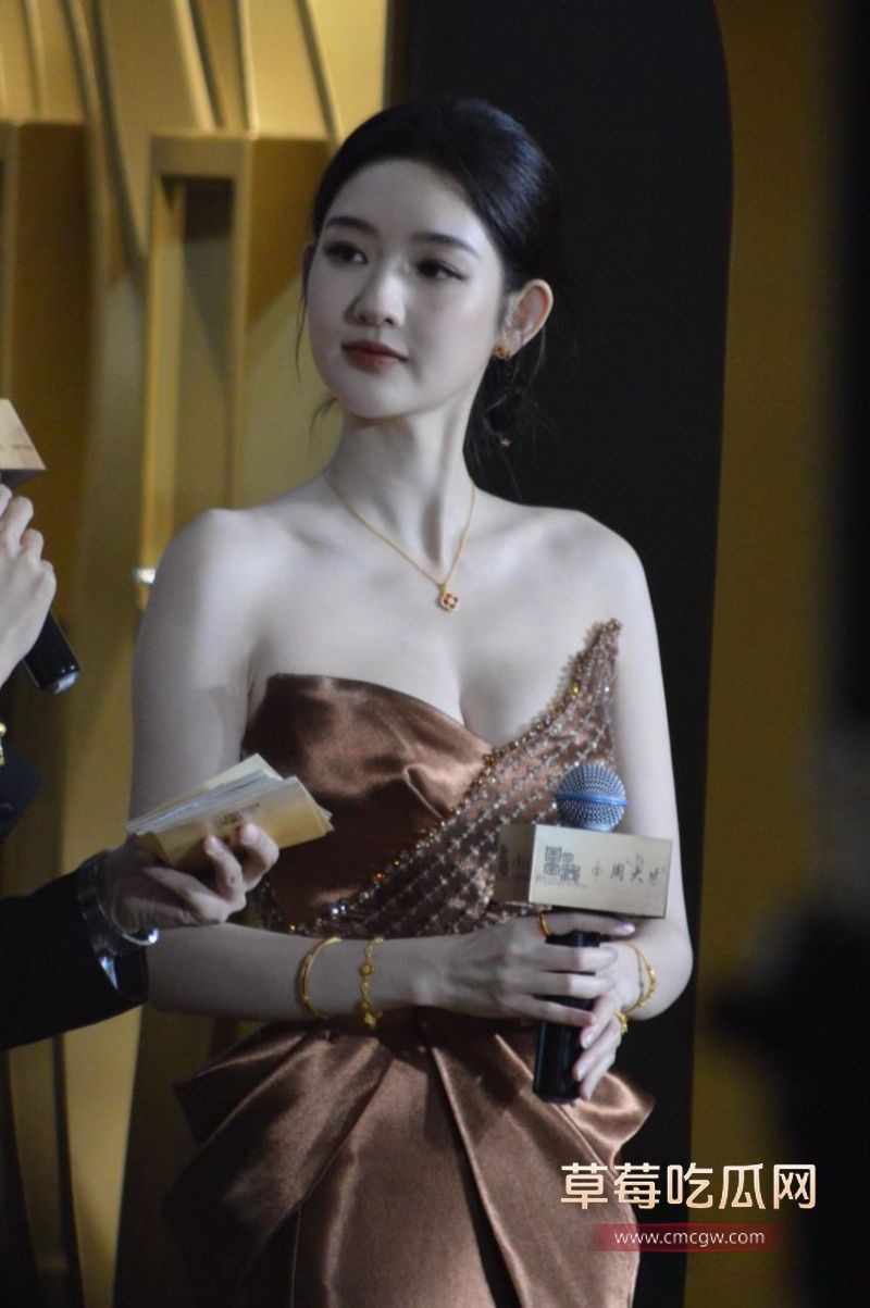 王玉雯穿着性感低胸装出席1